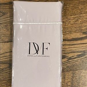 Diane con Furstenberg - DVF Sensational Solid Lavender King Pillowcase